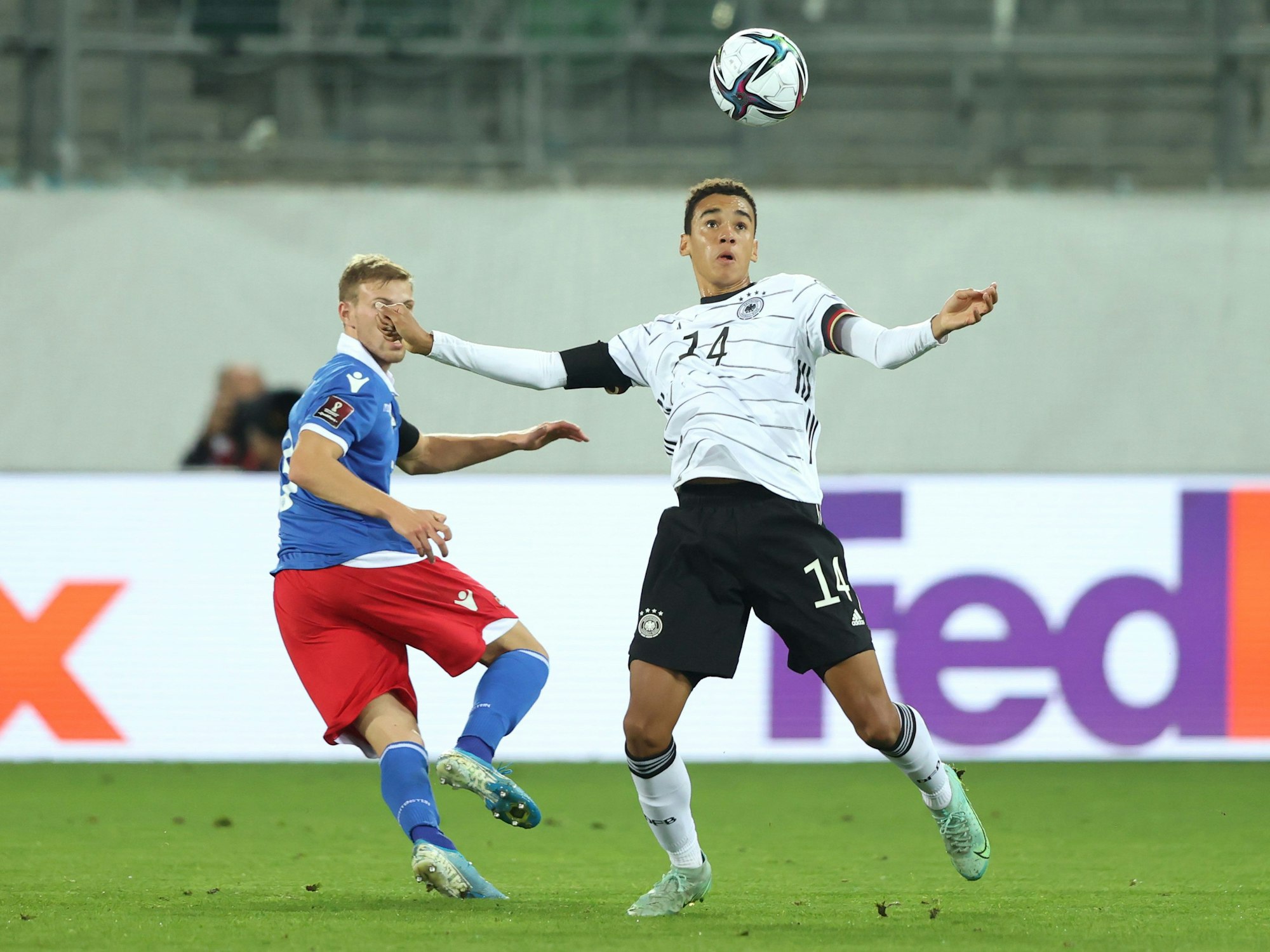 Jamal Musiala behauptet den Ball.