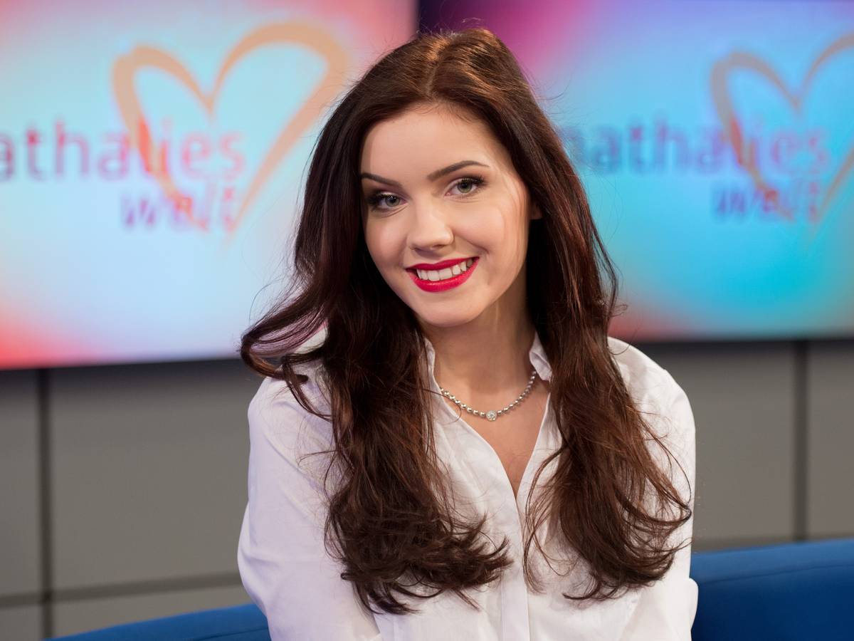 Das Model Nathalie Volk posiert im Studio des Regionalsenders "Hamburg 1" während einer Pressekonferenz zu ihrer neuen Sendereihe „Nathalies Welt“.