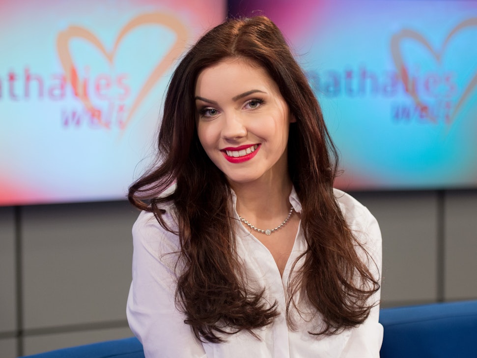 Das Model Nathalie Volk posiert im Studio des Regionalsenders "Hamburg 1" während einer Pressekonferenz zu ihrer neuen Sendereihe „Nathalies Welt“.