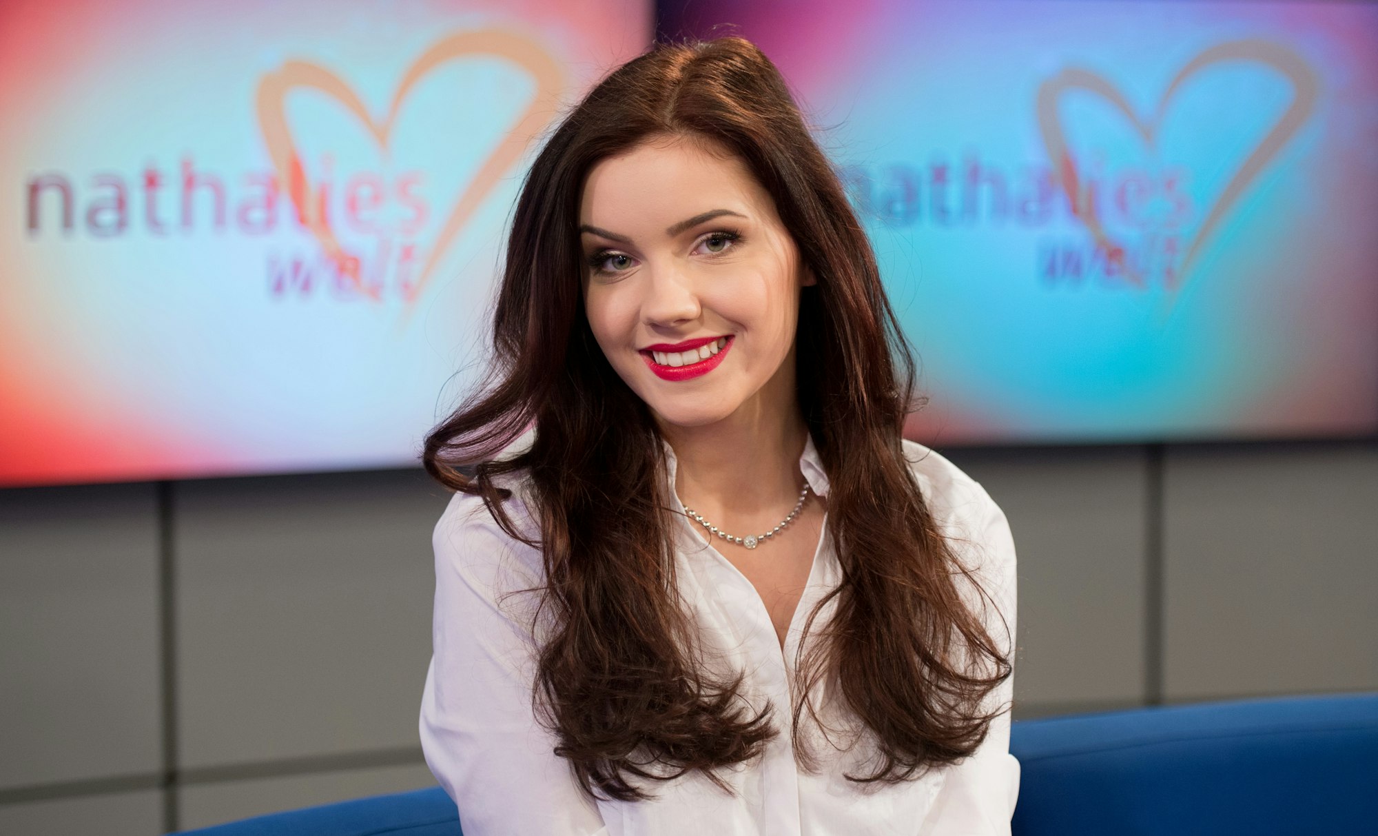 Das Model Nathalie Volk posiert im Studio des Regionalsenders "Hamburg 1" während einer Pressekonferenz zu ihrer neuen Sendereihe „Nathalies Welt“.