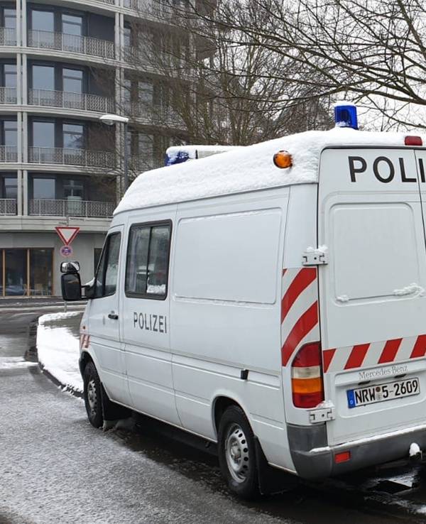 Nach Balkonsturz: Ermittler suchen am Tatort in Deutz nach Spuren.
