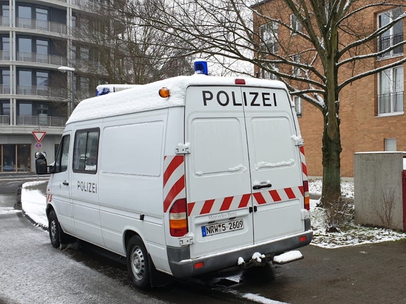 Nach Balkonsturz: Ermittler suchen am Tatort in Deutz nach Spuren.