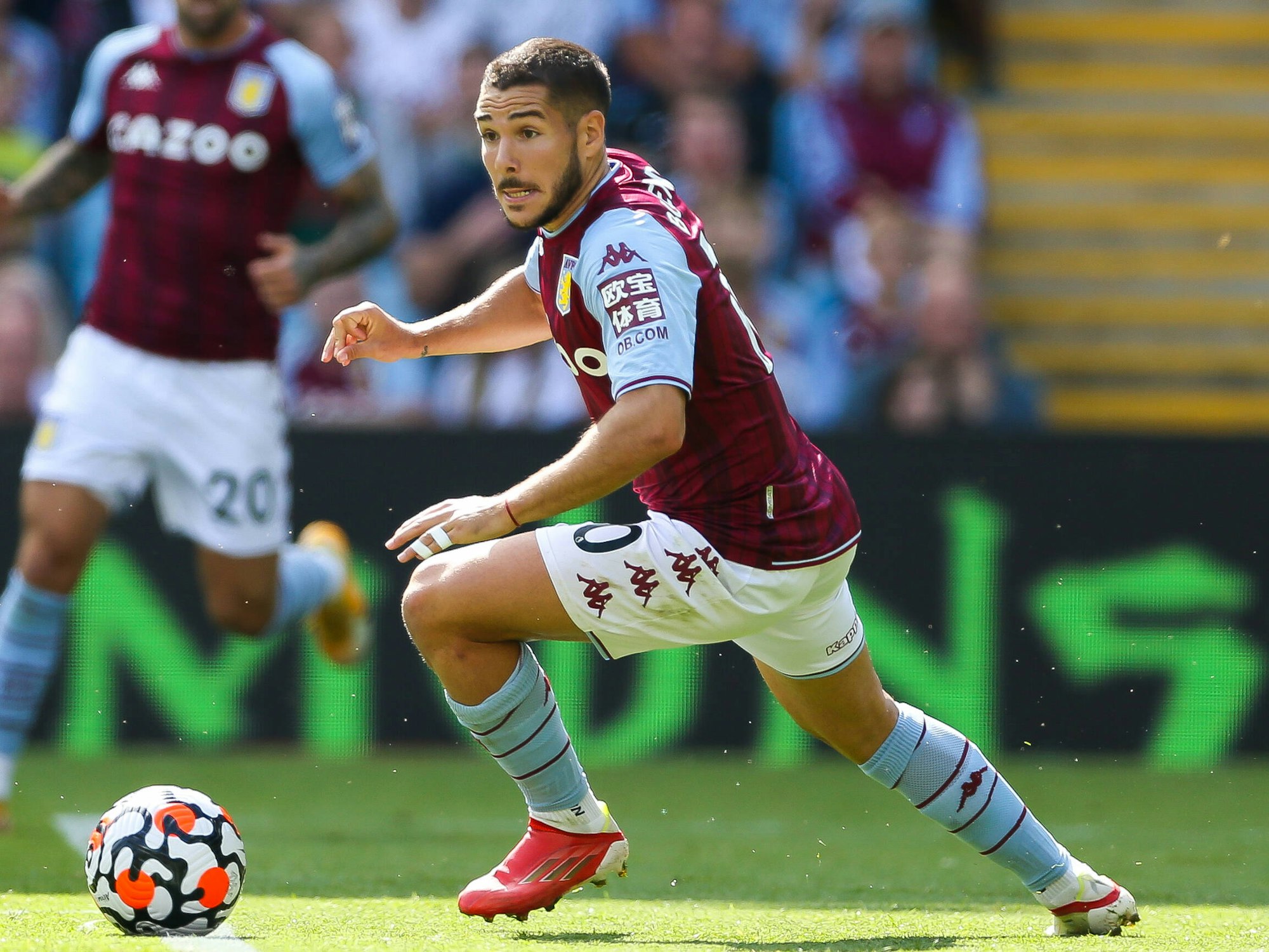 Emiliano Buendia von Aston Villa führt den Ball gegen den FC Brentford.