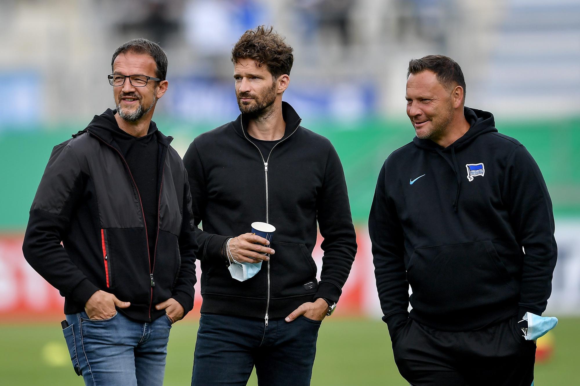 Fredi Bobic, Arne Friedrich und Pal Dardai stehen vor dem Spiel auf dem Platz.