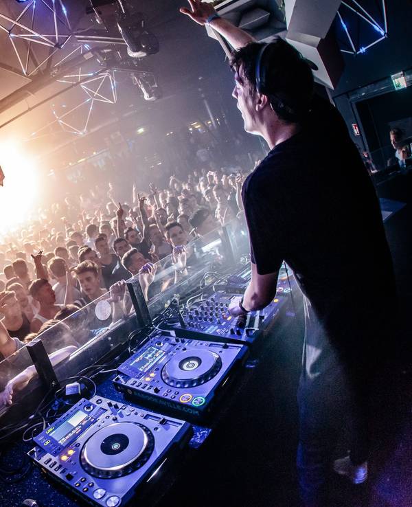 Bootshaus Köln: Aufnahme aus dem Bootshaus (vor Corona) mit DJ Duo DVBBS aus den USA. Kölner Club ist erneut bester Club Deutschlands.