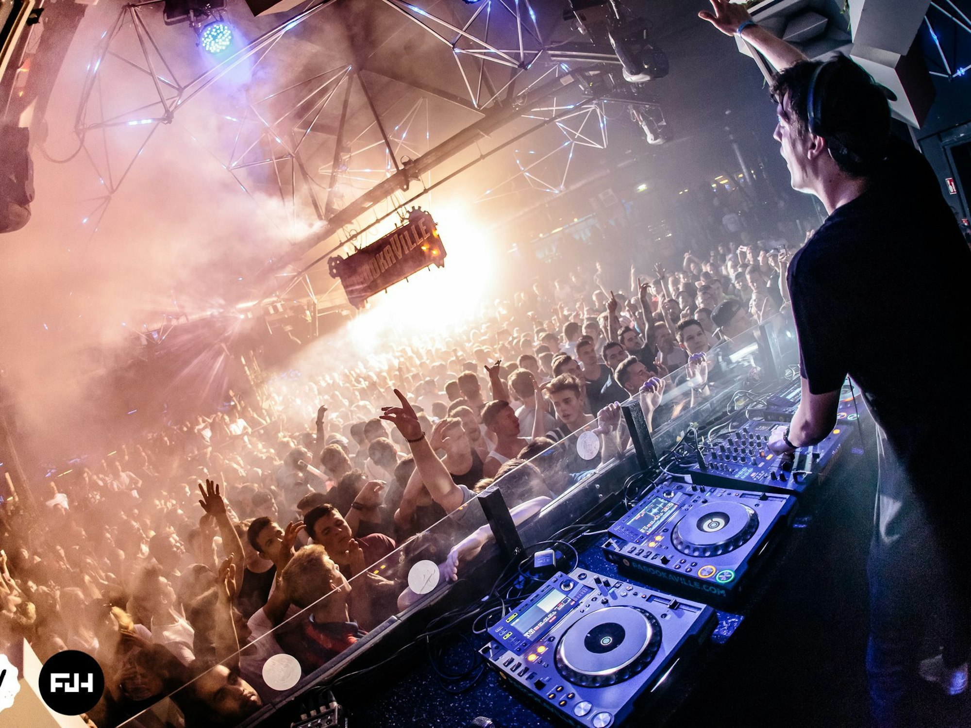 Das Foto zeigt die volle Tanzfläche im Kölner Bootshaus. Hier wird am 8. April 2022 DJ Sven Väth auflegen.