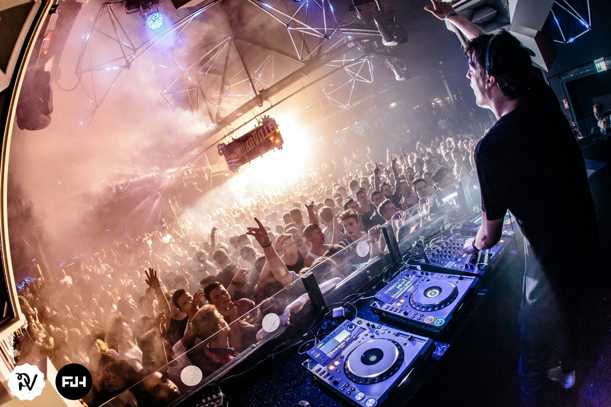 Bootshaus Köln: Aufnahme aus dem Bootshaus (vor Corona) mit DJ Duo DVBBS aus den USA. Kölner Club ist erneut bester Club Deutschlands.