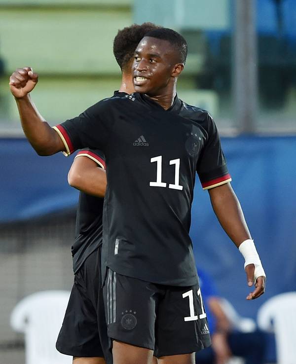 Youssouda Moukoko ballt die Faust