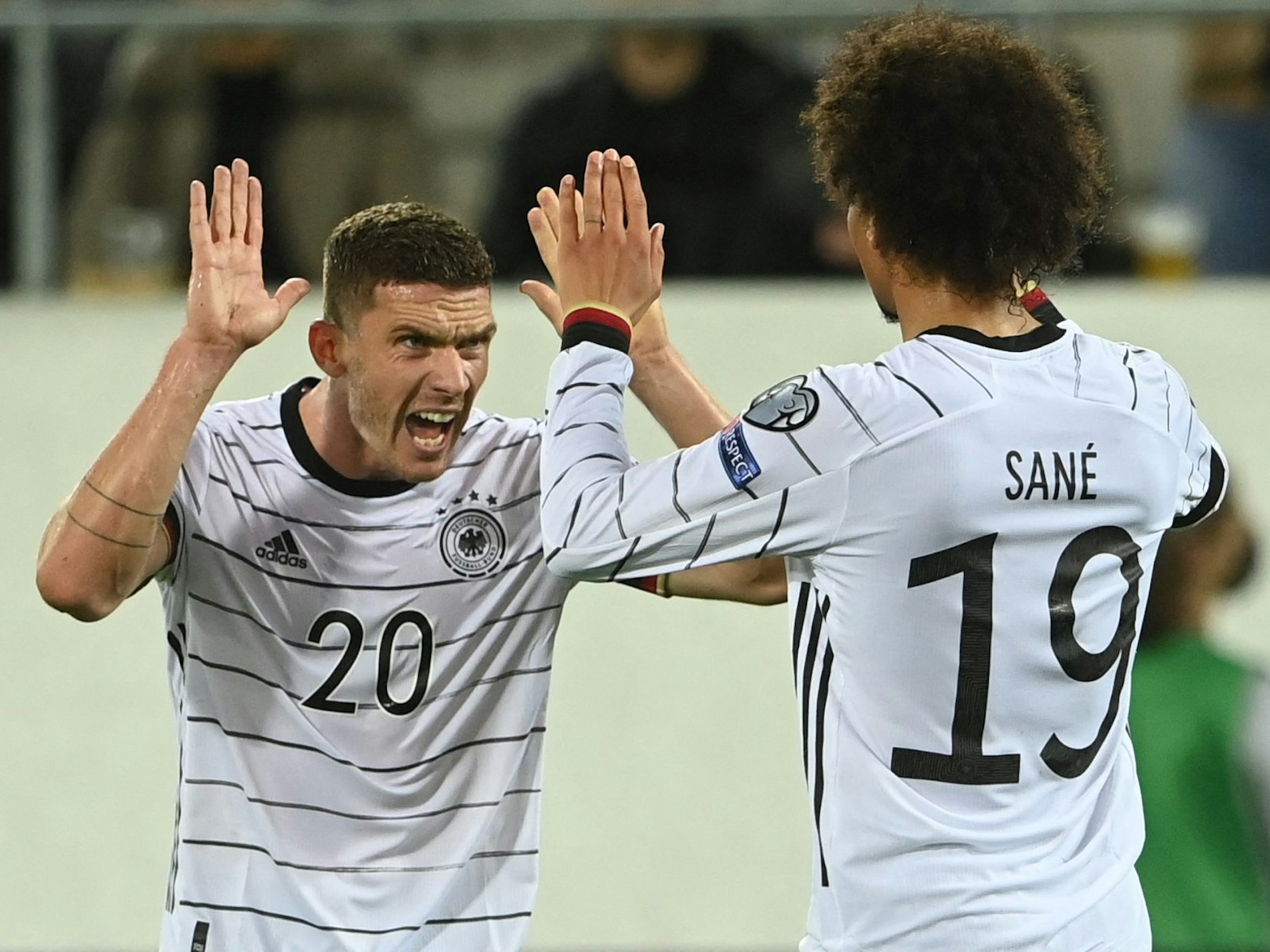 Robin Gosens freut sich mit Leroy Sané