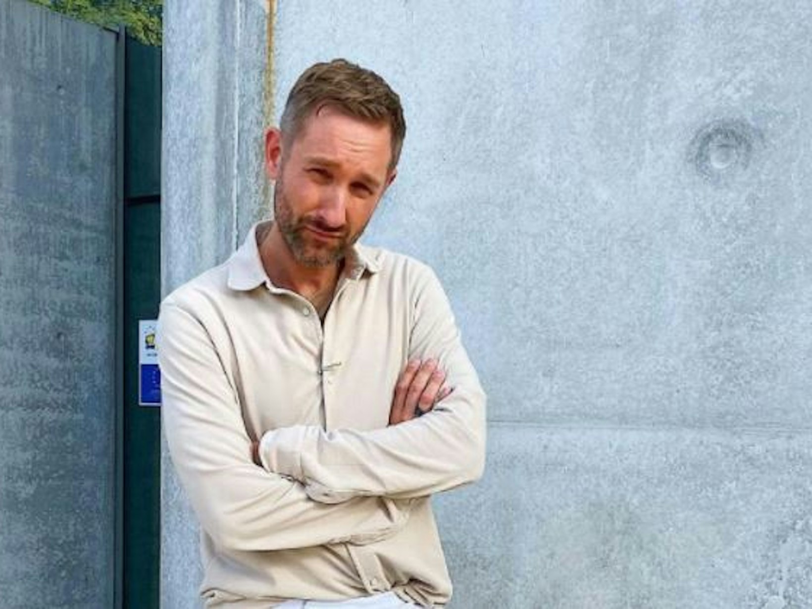 Daniel Boschmann blickt mit verschränkten Armen in die Kamera.