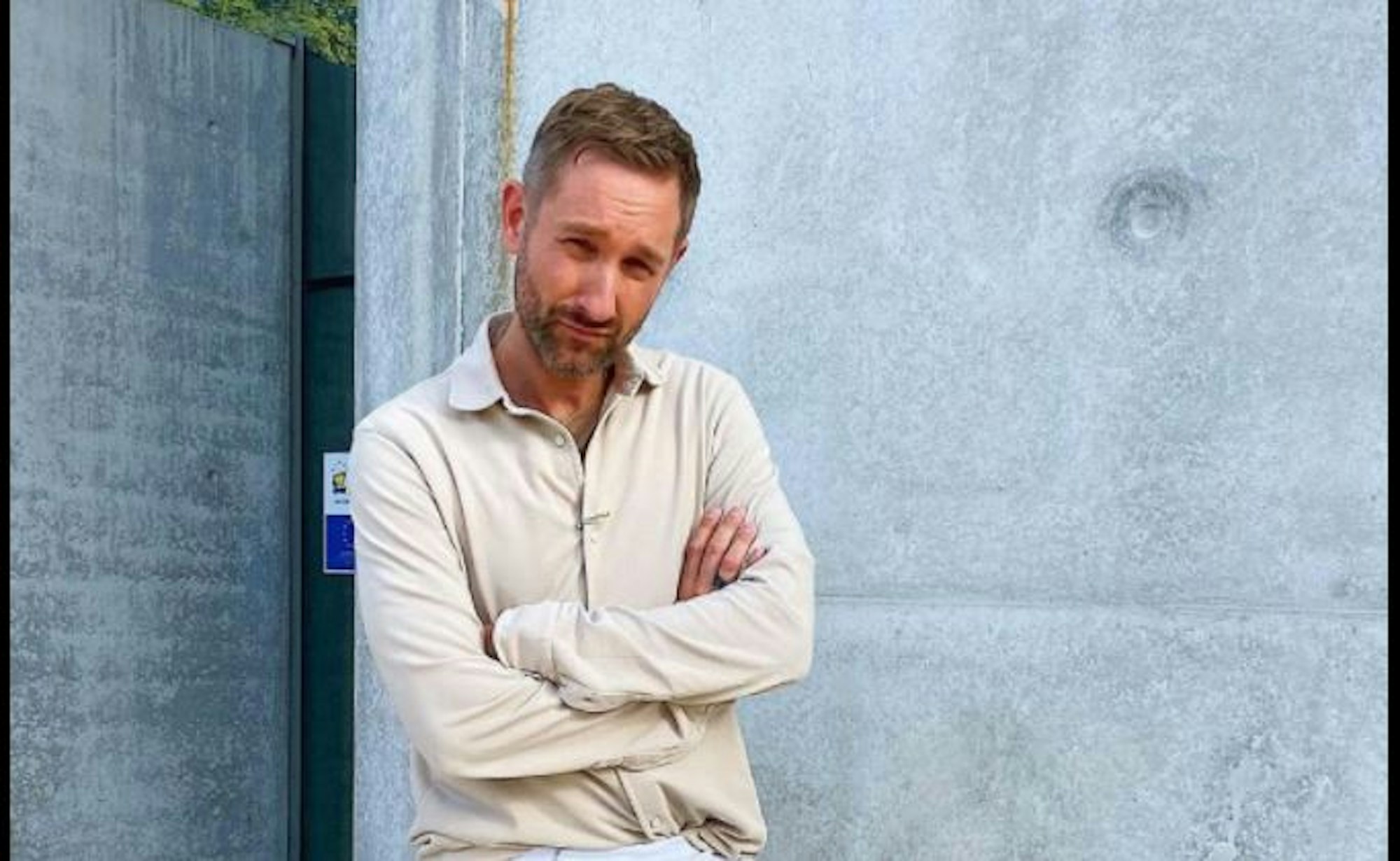 Daniel Boschmann posiert vor einer Wand.