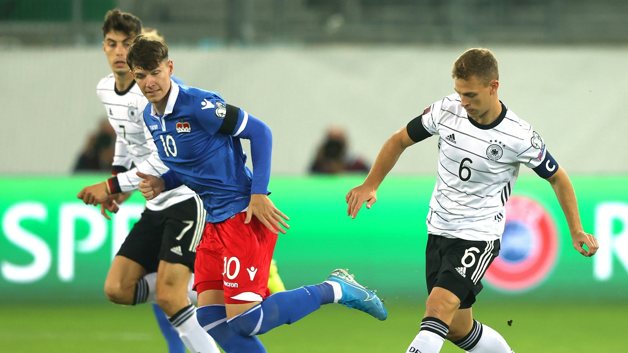 Noah Frick im Duell mit Joshua Kimmich