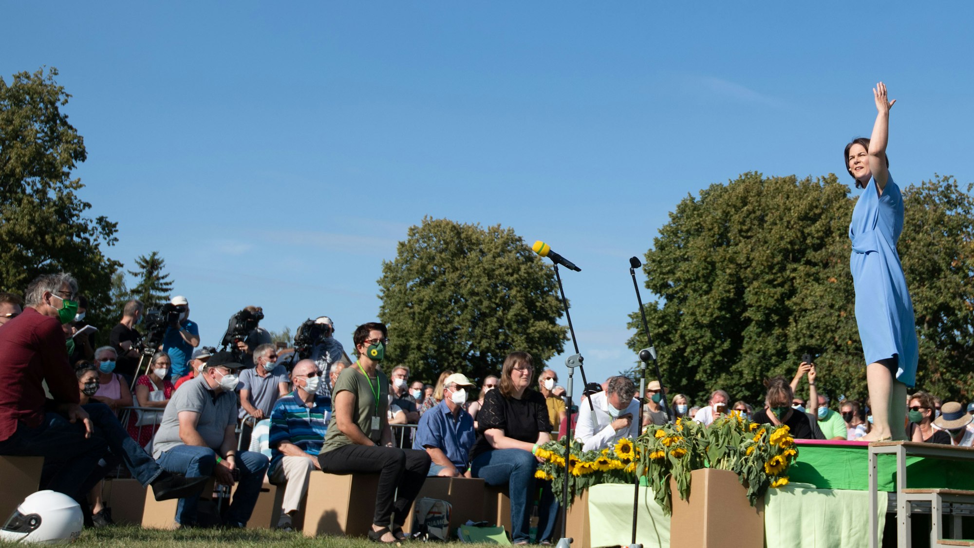 Annalena Baerbock (auf dem Podium), Kanzlerkandidatin und Bundesvorsitzende von Bündnis 90/Die Grünen, bei einem Wahlkampfauftritt im August auf dem Schützenplatz ihres Heimatortes Pattensen in der Region Hannover.