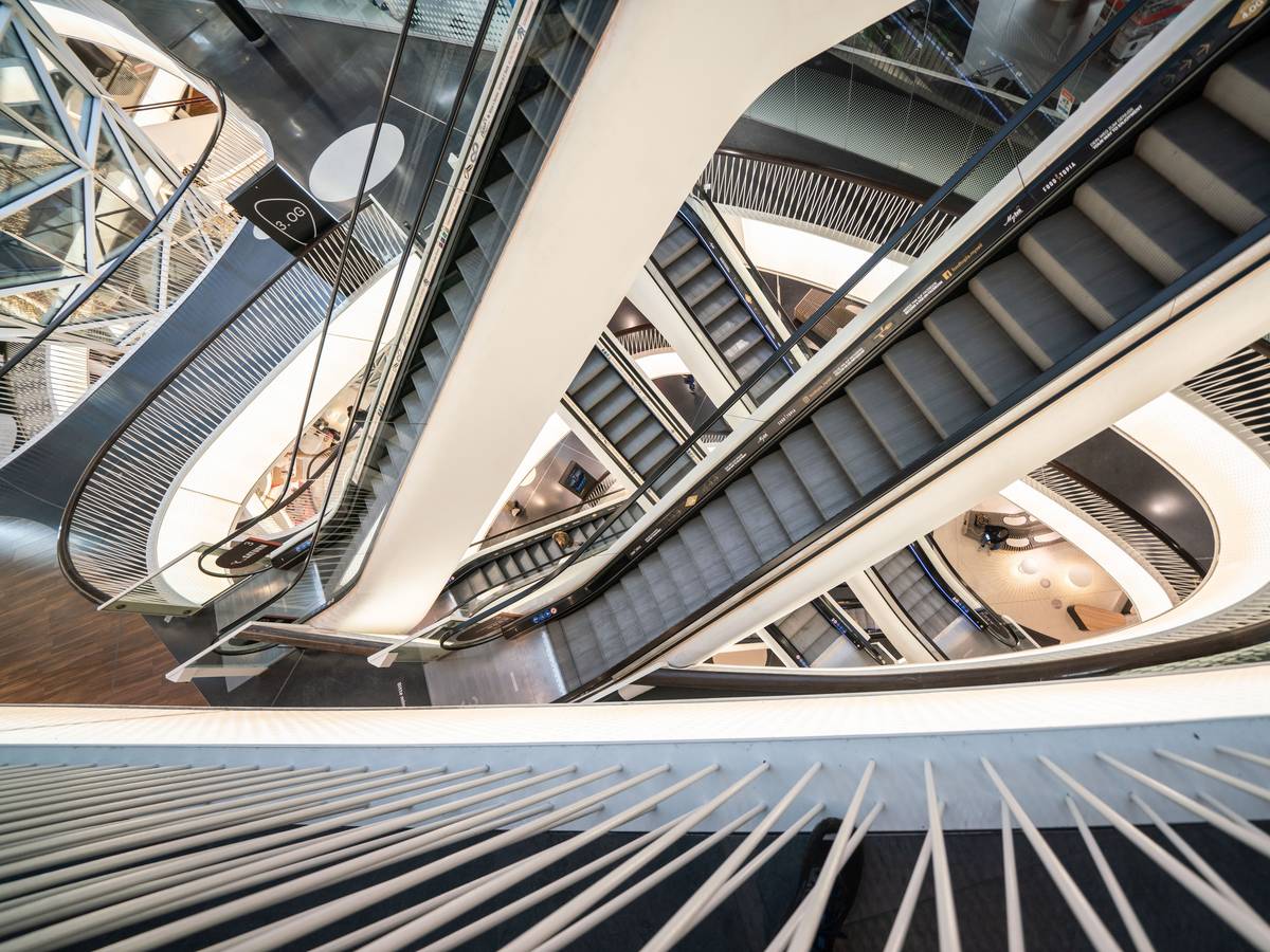 Der Junge stürzte in einem Einkaufszentrum von einer Rolltreppe