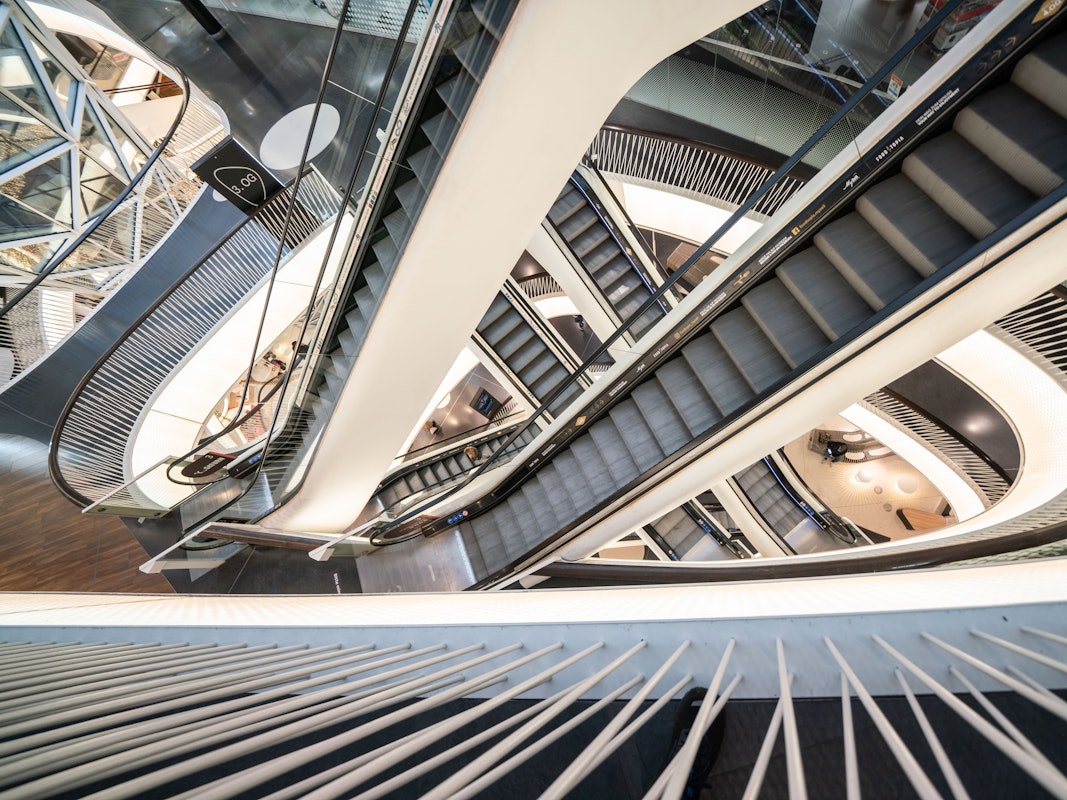Der Junge stürzte in einem Einkaufszentrum von einer Rolltreppe