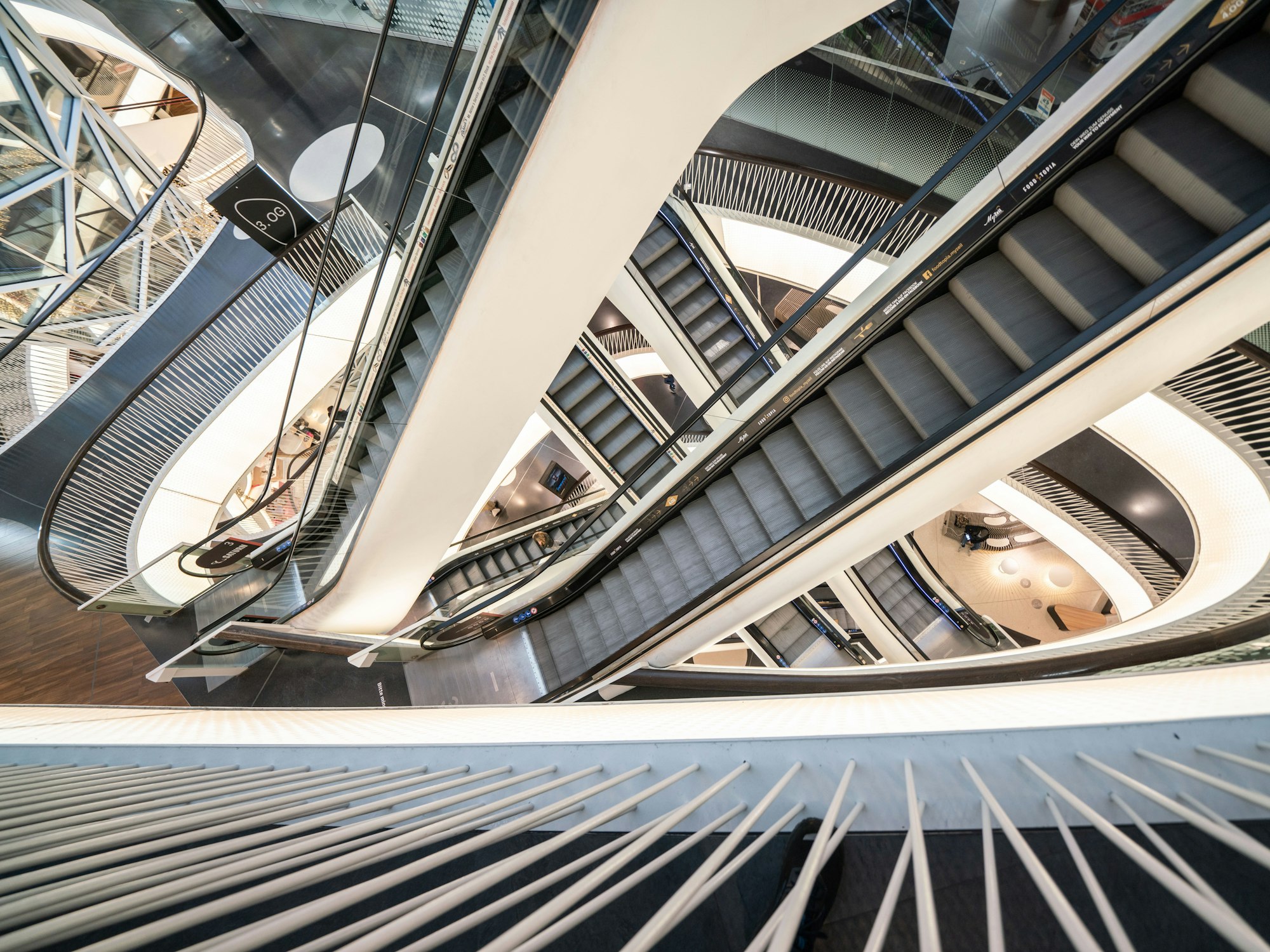 Der Junge stürzte in einem Einkaufszentrum von einer Rolltreppe