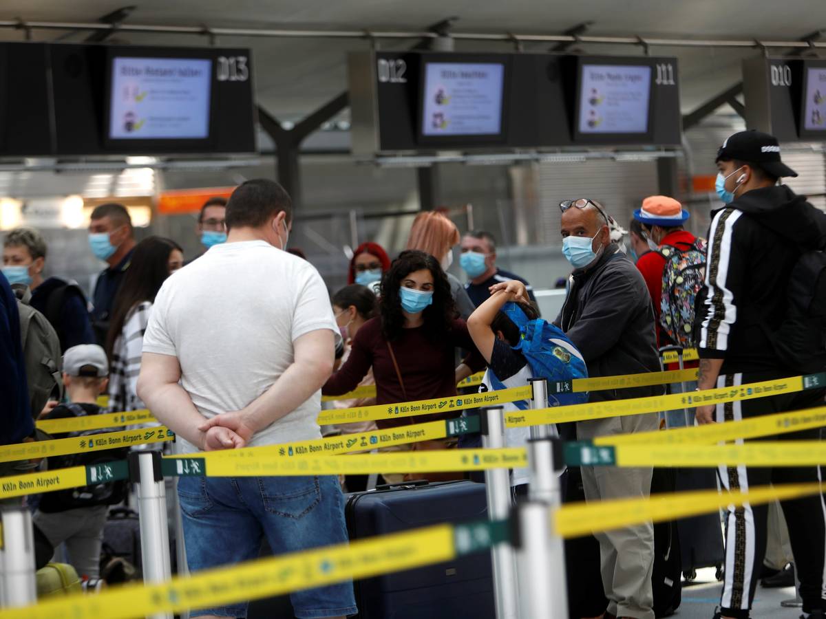Warteschlange am Flughafen Köln/Bonn vor dem Check-in.