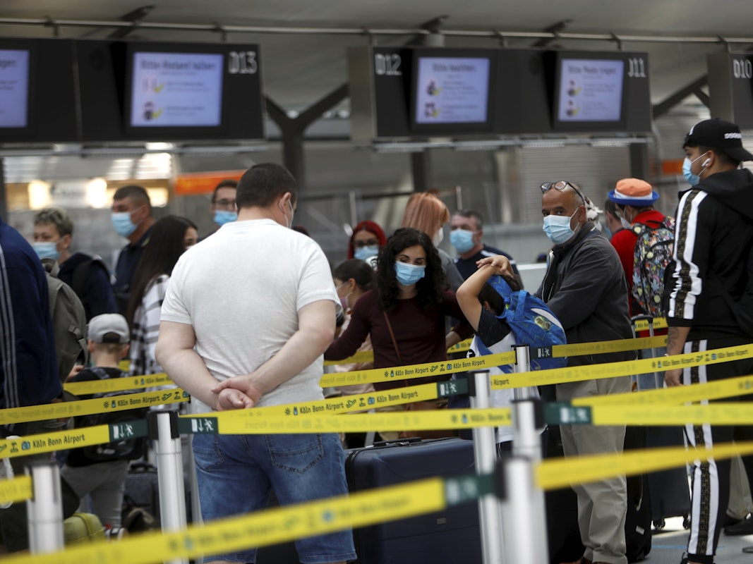 Warteschlange am Flughafen Köln/Bonn vor dem Check-in.
