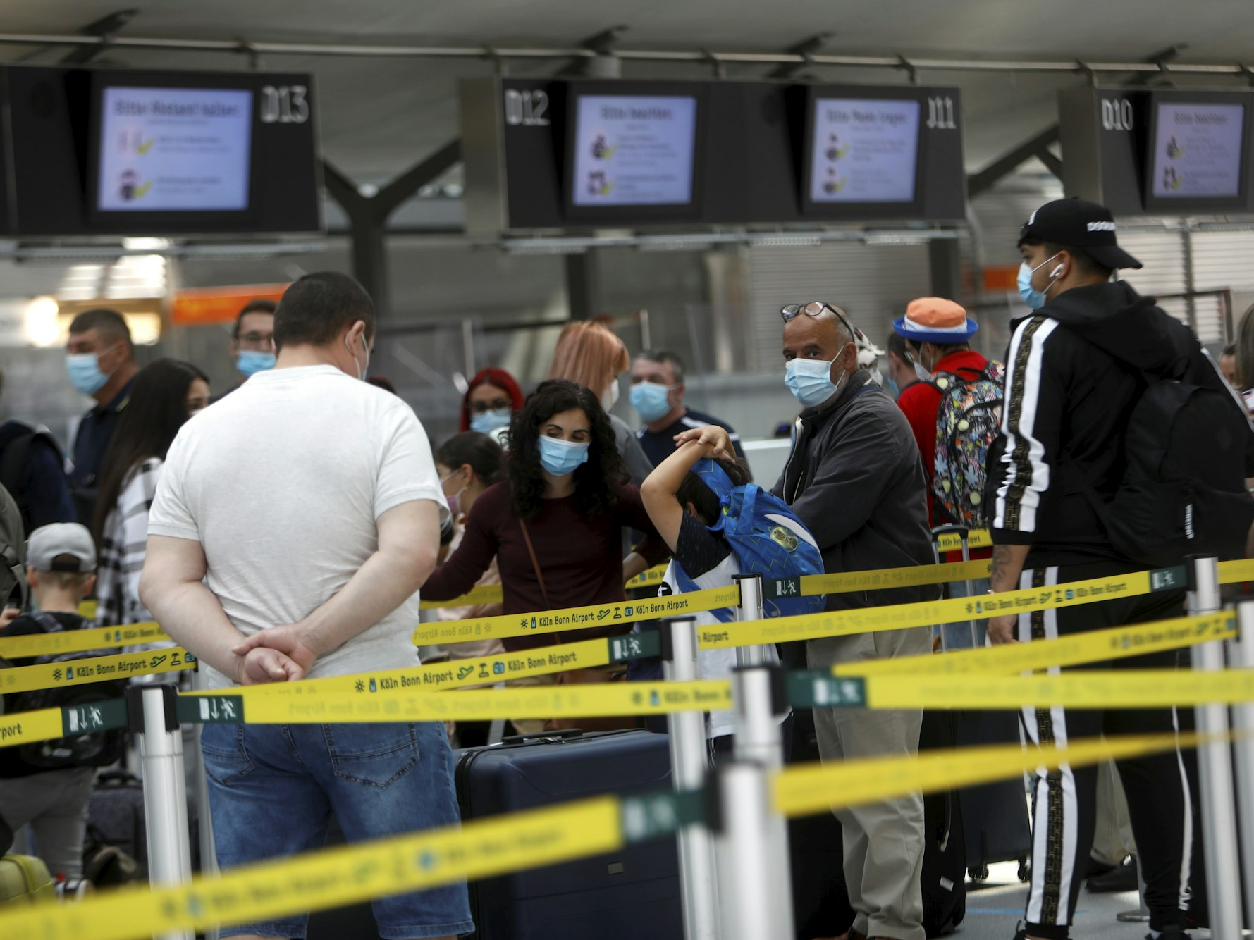 Warteschlange am Flughafen Köln/Bonn vor dem Check-in.
