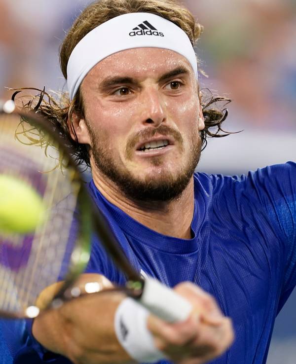 Der Grieche Stefanos Tsitsipas schlägt eine Vorhand.