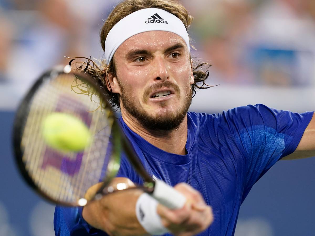 Der Grieche Stefanos Tsitsipas schlägt eine Vorhand.