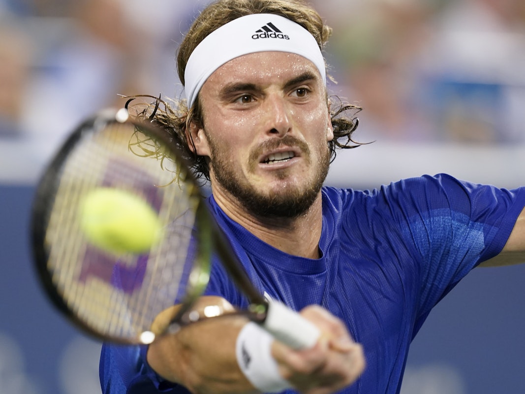 Der Grieche Stefanos Tsitsipas schlägt eine Vorhand.