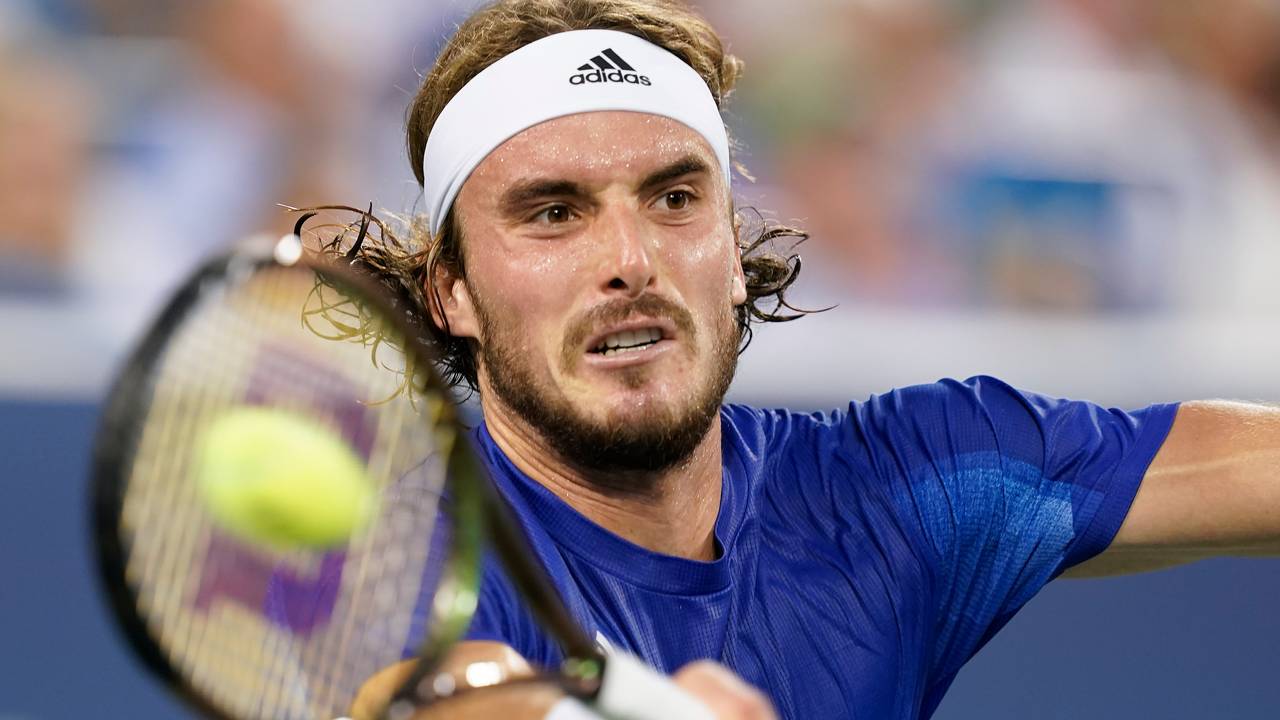 Der Grieche Stefanos Tsitsipas schlägt eine Vorhand.