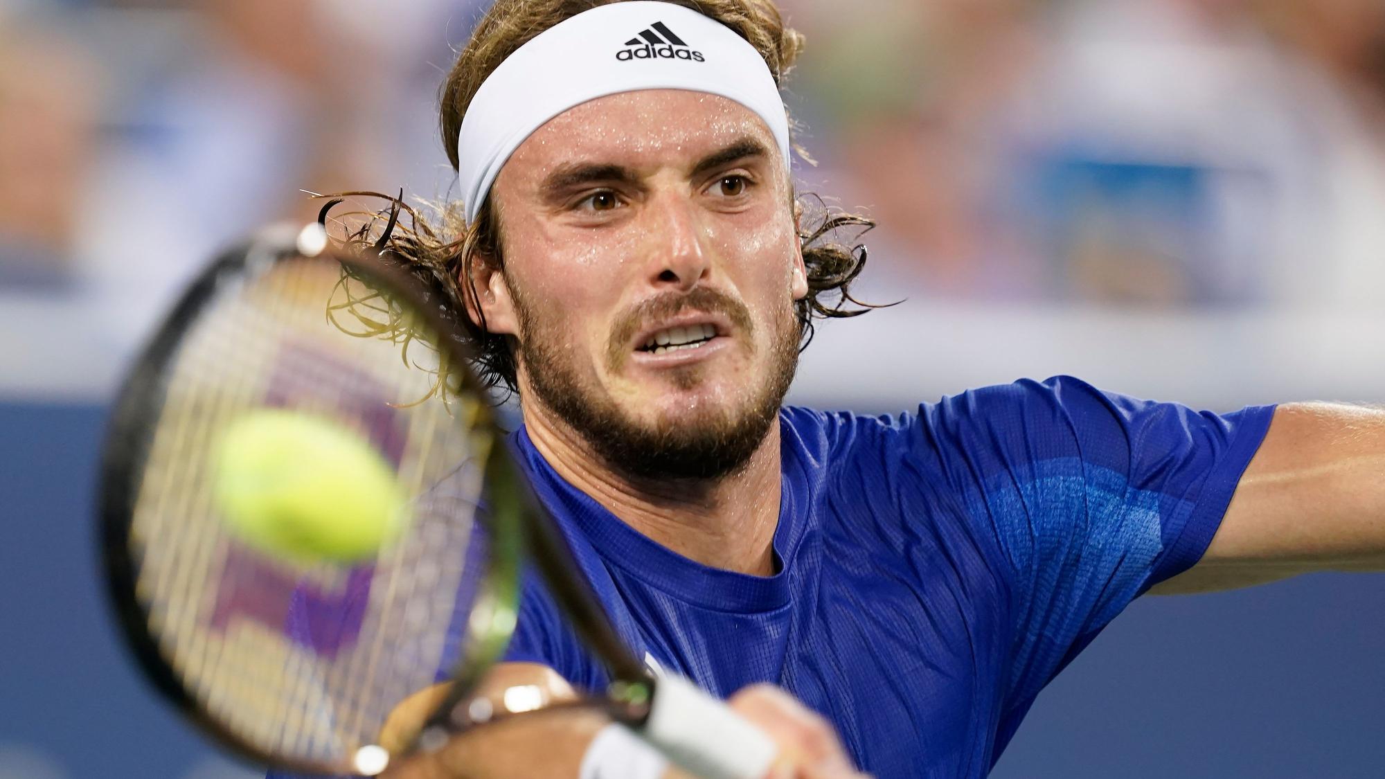 Der Grieche Stefanos Tsitsipas schlägt eine Vorhand.