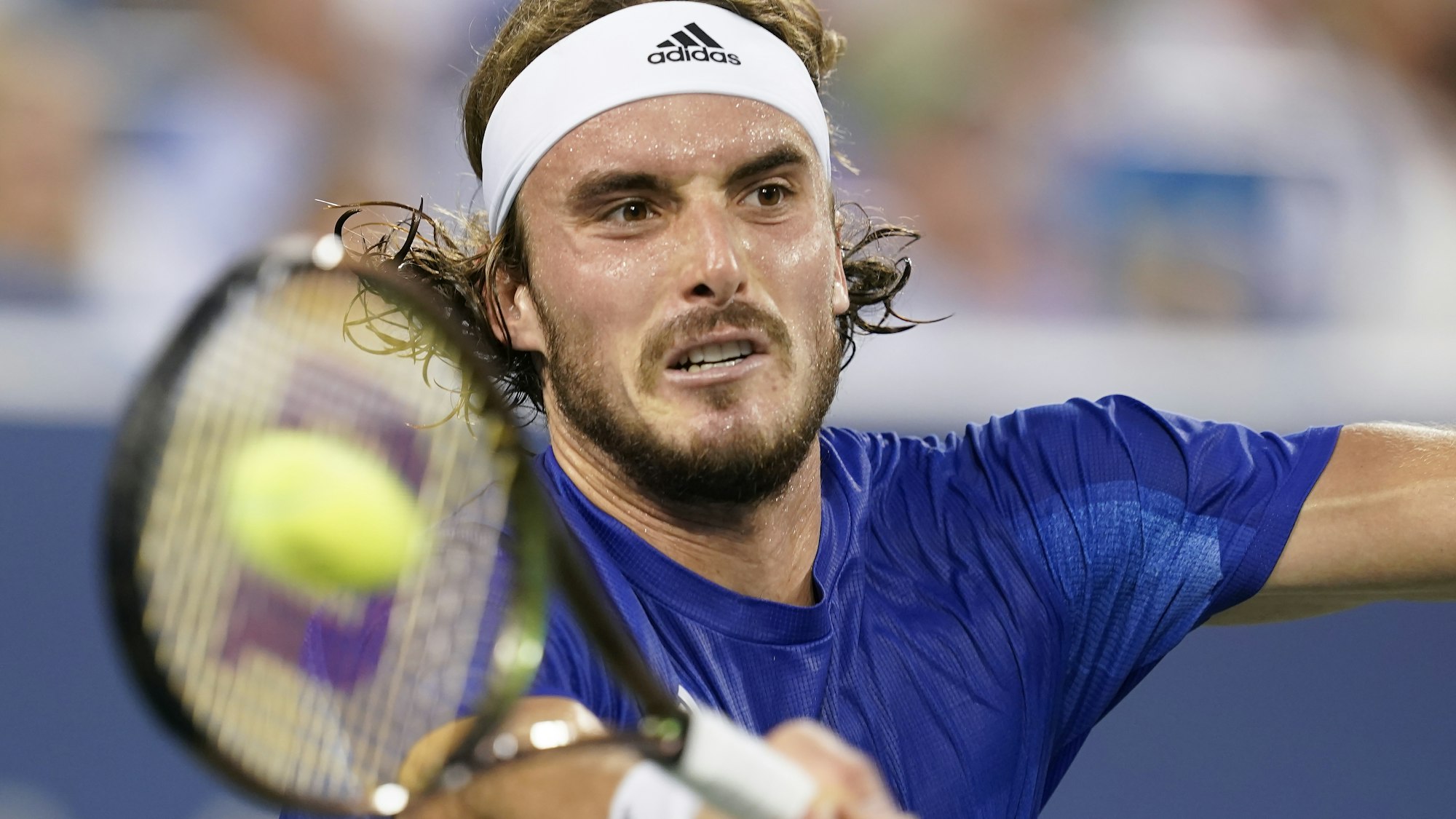 Der Grieche Stefanos Tsitsipas schlägt eine Vorhand.