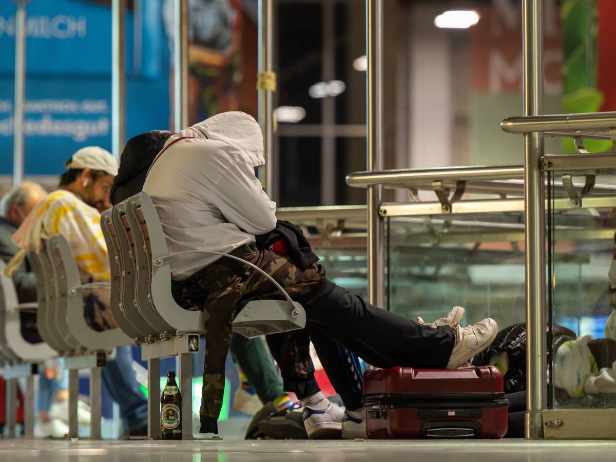Reisende warten in den frühen Morgenstunden am Hauptbahnhof München. Auf Grund eines Streiks der Gewerkschaft der Lokführer (GDL) fallen Züge aus. Die Gewerkschaft dehnte in den Morgenstunden ihren Streik für bessere Arbeitskonditionen vom Güterverkehr auf die Personenbeförderungen aus.
