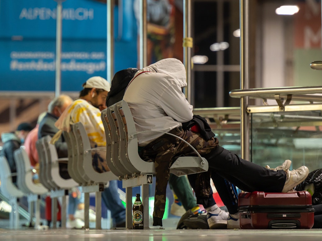 Reisende warten in den frühen Morgenstunden am Hauptbahnhof München. Auf Grund eines Streiks der Gewerkschaft der Lokführer (GDL) fallen Züge aus. Die Gewerkschaft dehnte in den Morgenstunden ihren Streik für bessere Arbeitskonditionen vom Güterverkehr auf die Personenbeförderungen aus.