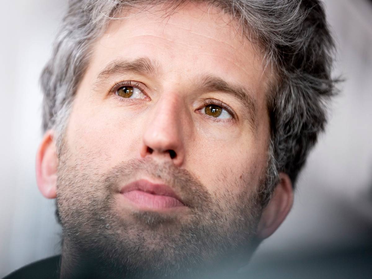 Boris Palmer blickt gedankenverloren in die Luft