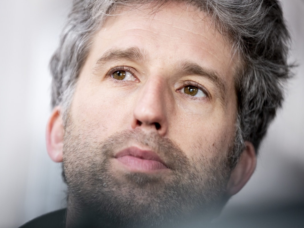 Boris Palmer blickt gedankenverloren in die Luft