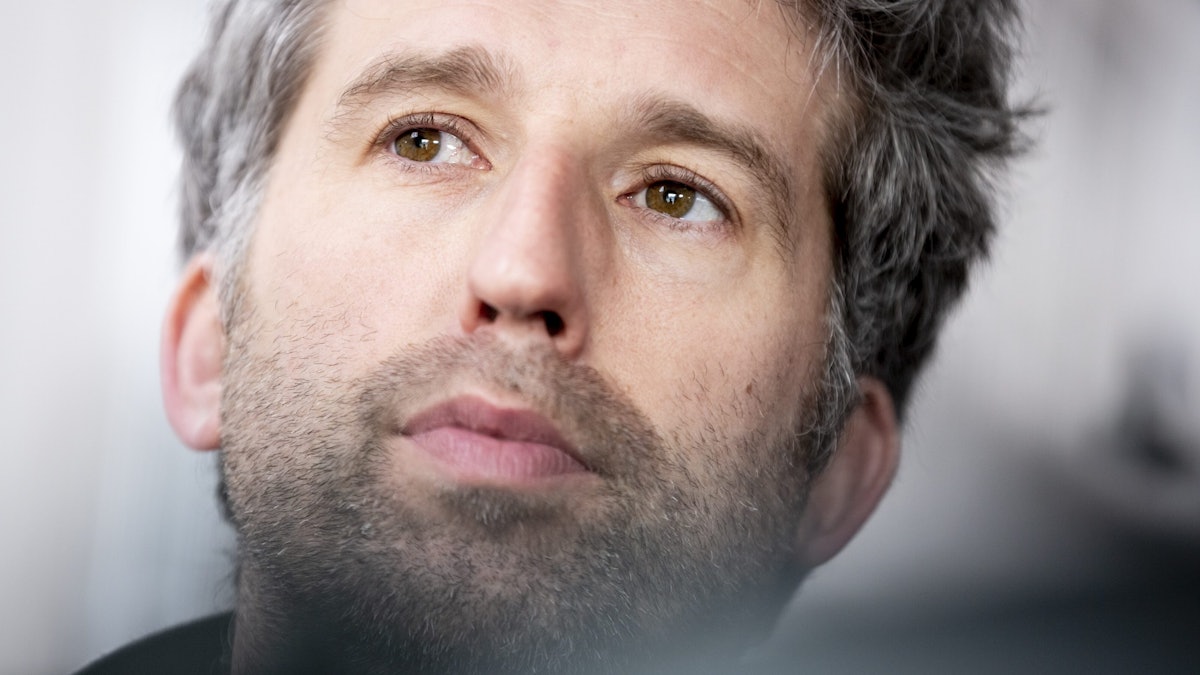 Boris Palmer blickt gedankenverloren in die Luft