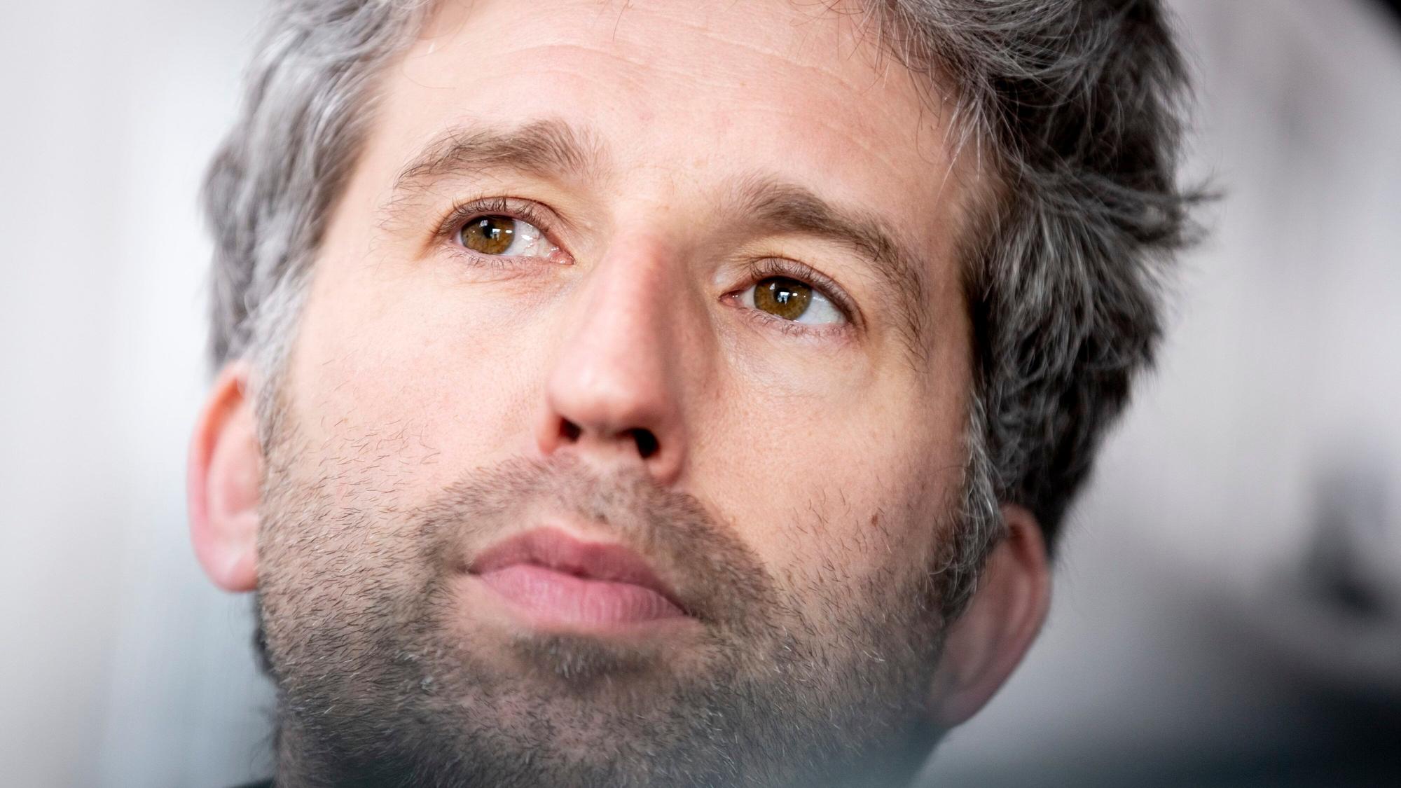 Boris Palmer blickt gedankenverloren in die Luft