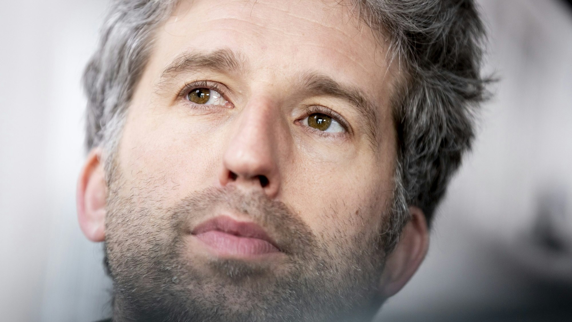 Boris Palmer blickt gedankenverloren in die Luft