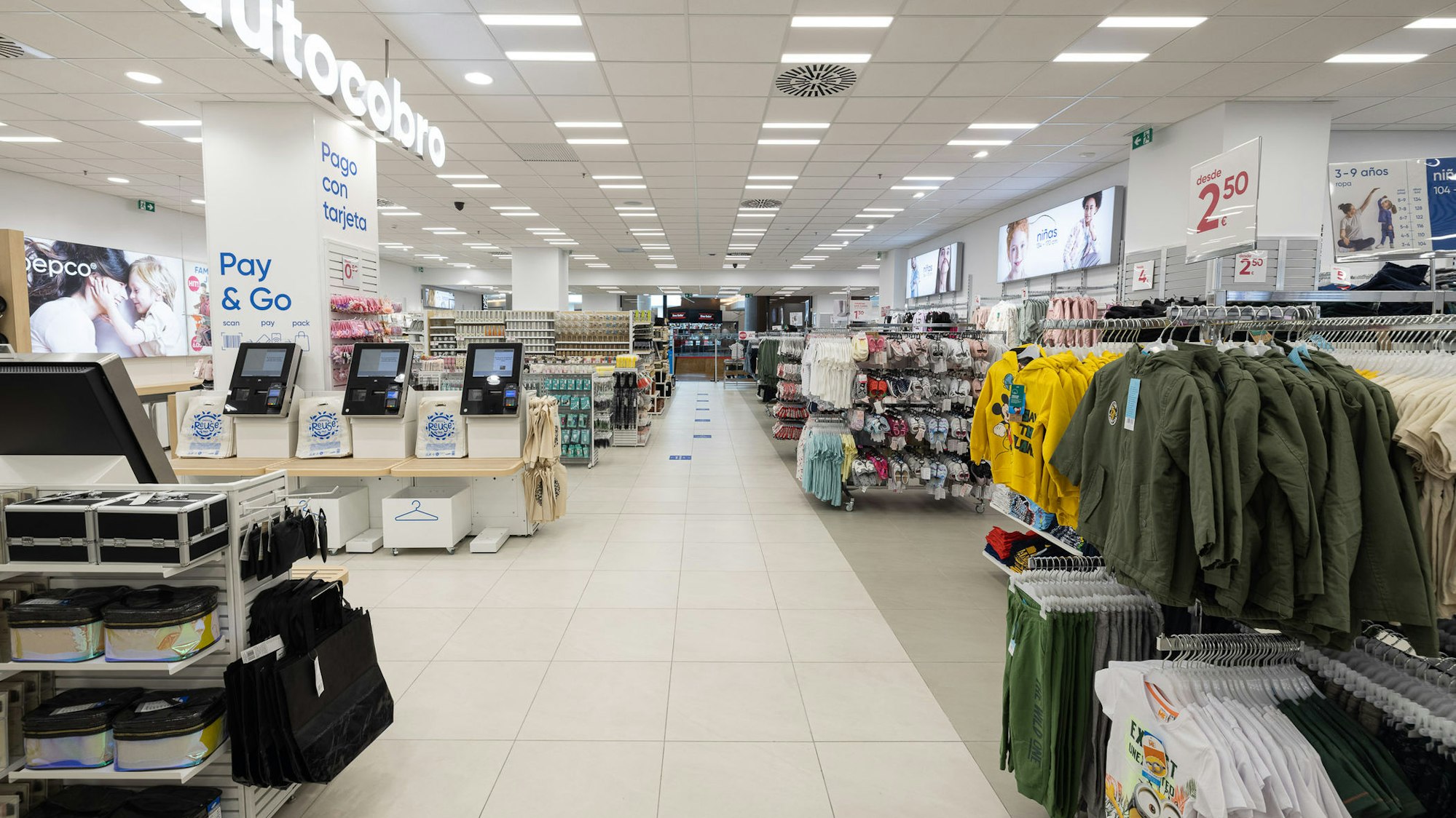 Pepco bietet Kinderklamotten, Herren- und Damenbekleidung, Modeaccessoires, Schuhe, Kosmetika, Spielzeug, Haushaltswaren und Polstermöbel an. Kik gilt als größter Konkurrent.