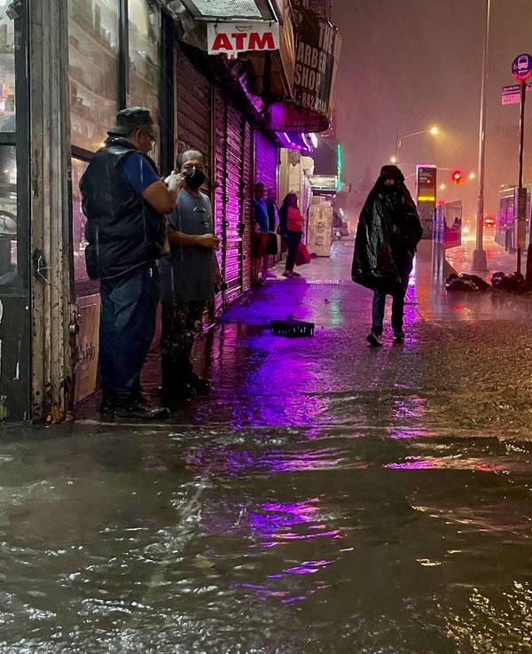 Ausläufer des Hurrikans „Ida“ trafen New York mit voller Wucht. Die Straßen sind überflutet.
