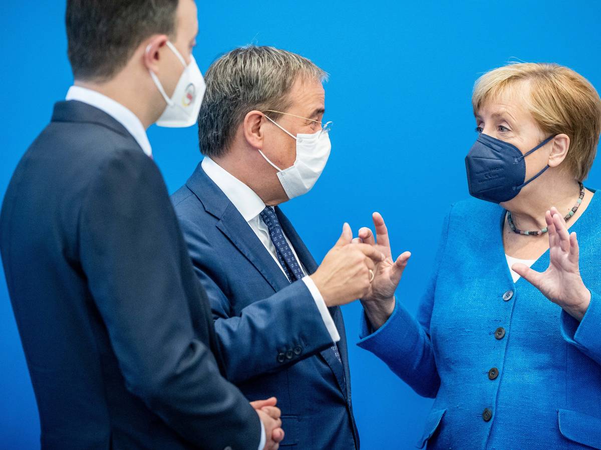 Bundeskanzlerin Angela Merkel (CDU) spricht mit Armin Laschet (M.), Unions-Kanzlerkandidat, CDU-Bundesvorsitzender und Ministerpräsident von Nordrhein-Westfalen, sowie mit Paul Ziemiak (l.), CDU-Generalsekretär, vor Beginn der Sitzung des CDU-Präsidiums Ende August. Laschet stellt am Freitag sein Wahlkampf-Team vor.