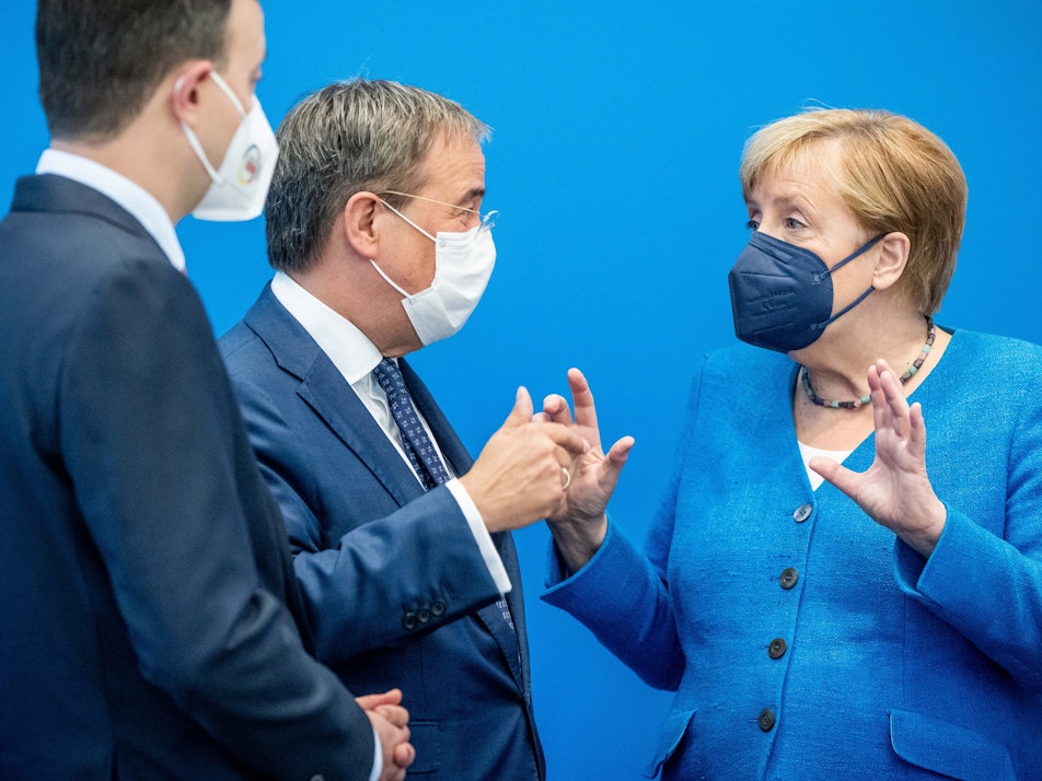 Bundeskanzlerin Angela Merkel (CDU) spricht mit Armin Laschet (M.), Unions-Kanzlerkandidat, CDU-Bundesvorsitzender und Ministerpräsident von Nordrhein-Westfalen, sowie mit Paul Ziemiak (l.), CDU-Generalsekretär, vor Beginn der Sitzung des CDU-Präsidiums Ende August. Laschet stellt am Freitag sein Wahlkampf-Team vor.