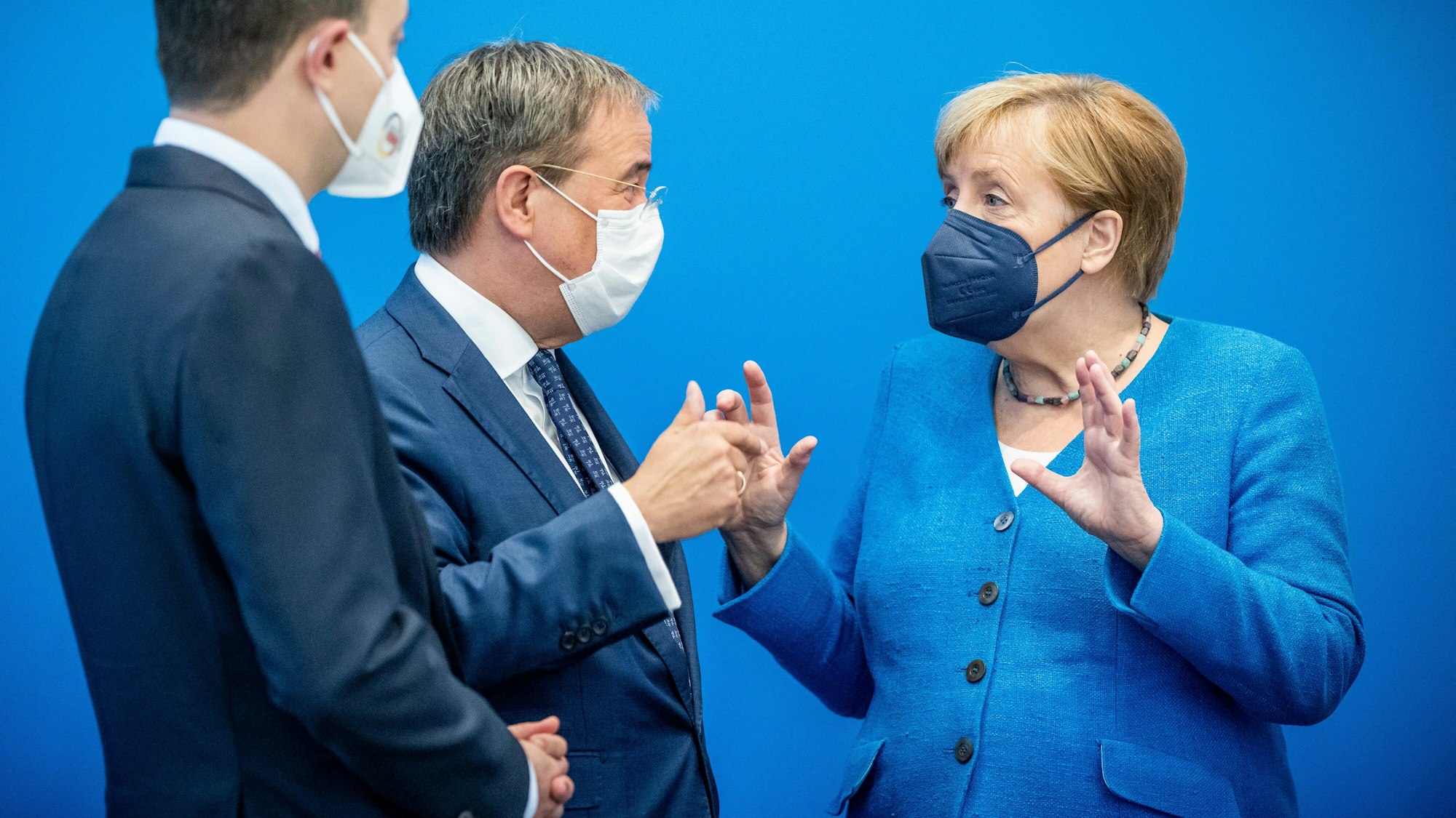 Bundeskanzlerin Angela Merkel (CDU) spricht mit Armin Laschet (M.), Unions-Kanzlerkandidat, CDU-Bundesvorsitzender und Ministerpräsident von Nordrhein-Westfalen, sowie mit Paul Ziemiak (l.), CDU-Generalsekretär, vor Beginn der Sitzung des CDU-Präsidiums Ende August. Laschet stellt am Freitag sein Wahlkampf-Team vor.