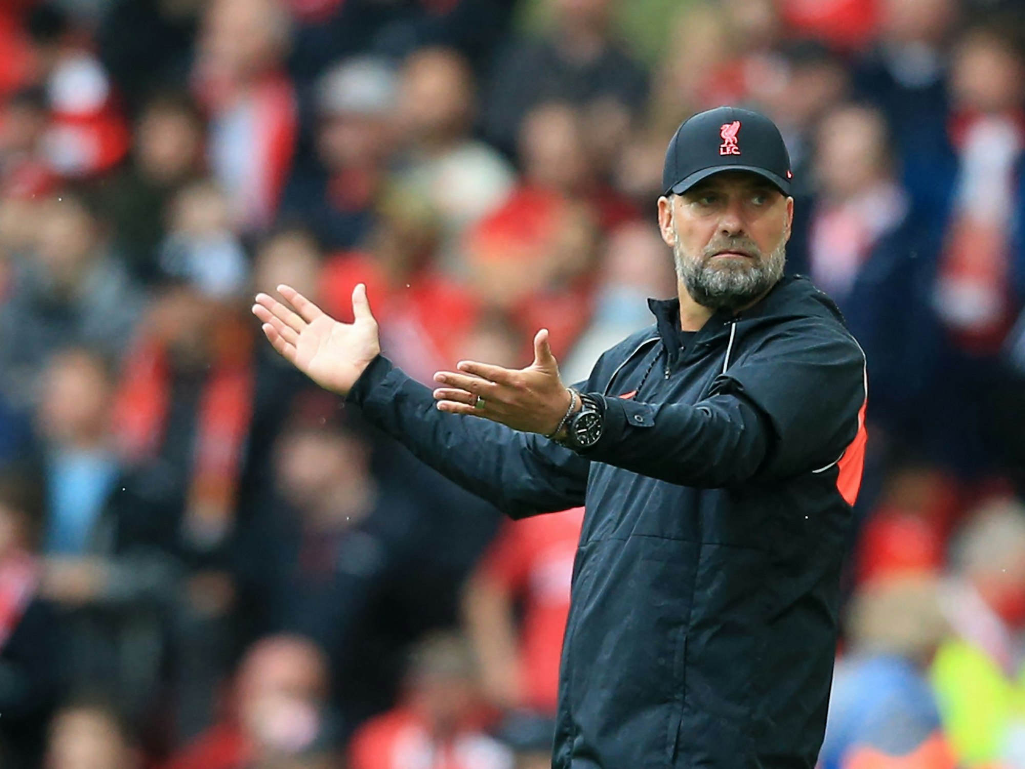 Jürgen Klopp gestikuliert in Richtung des vierten Offiziellen