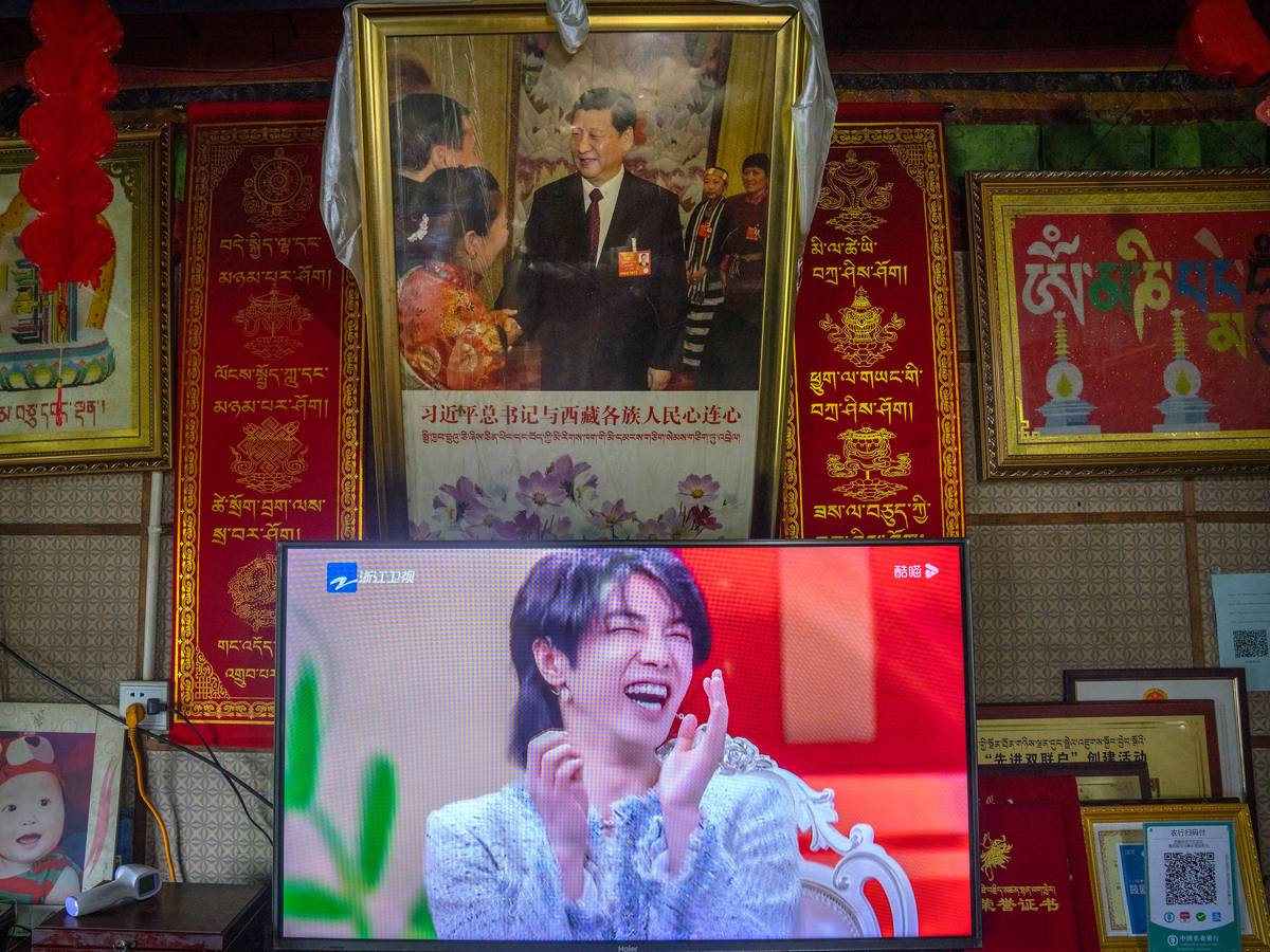 Chinas Regierung hat feminin aussehende Männer aus dem Fernsehen verbannt. Die staatliche Fernseh- und Radioverwaltung (NRTA) in Peking hat TV-Anbieter am 2. September 2021 aufgefordert, keine männlichen Darsteller „mit einem weiblichen Stil und andere abnormale Ästhetik“ zu zeigen.