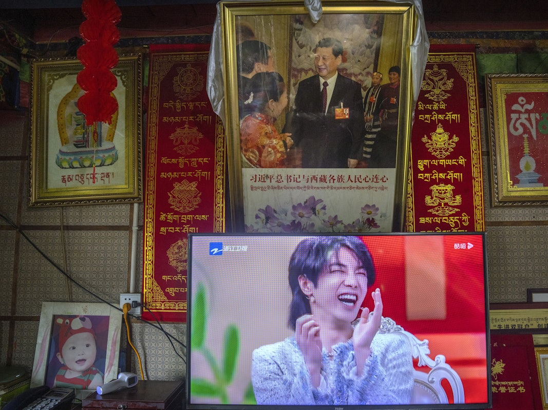 Chinas Regierung hat feminin aussehende Männer aus dem Fernsehen verbannt. Die staatliche Fernseh- und Radioverwaltung (NRTA) in Peking hat TV-Anbieter am 2. September 2021 aufgefordert, keine männlichen Darsteller „mit einem weiblichen Stil und andere abnormale Ästhetik“ zu zeigen.