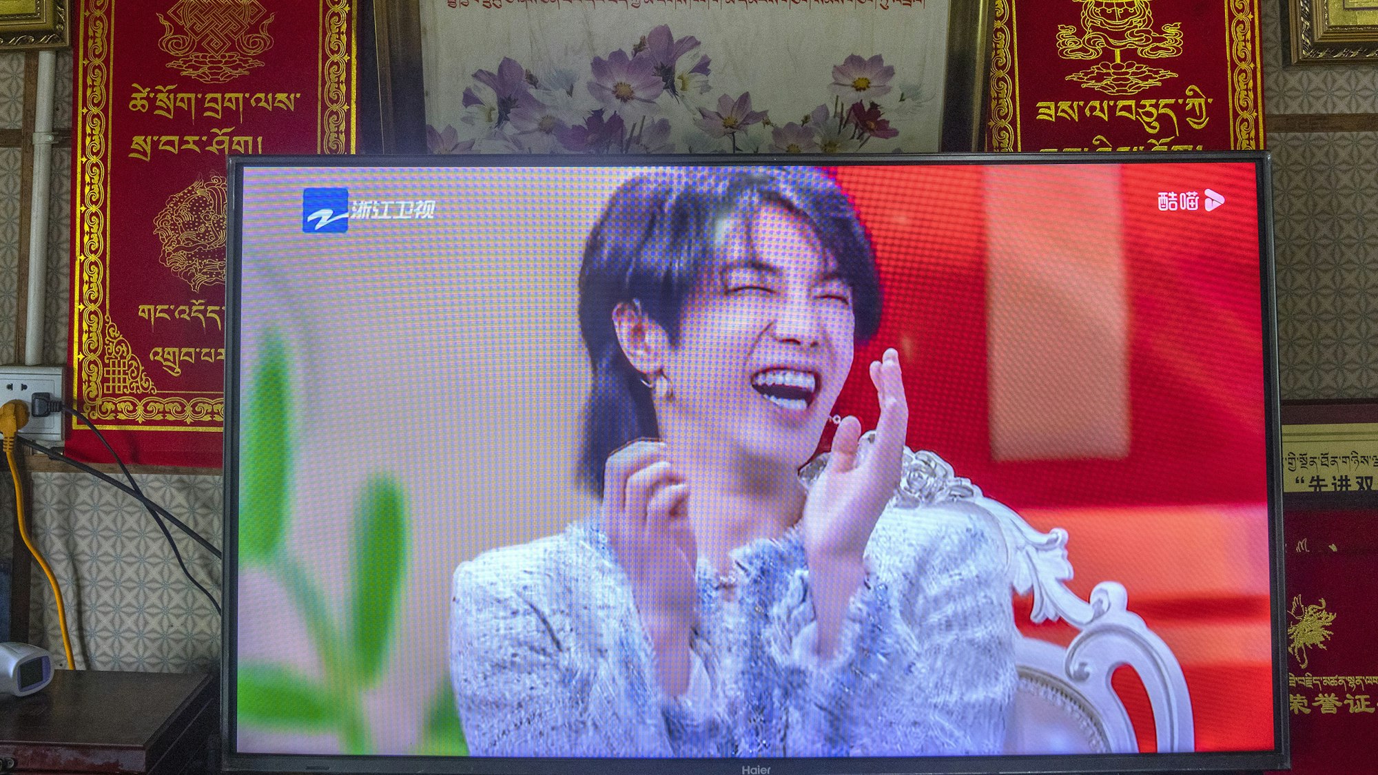 Chinas Regierung hat feminin aussehende Männer aus dem Fernsehen verbannt. Die staatliche Fernseh- und Radioverwaltung (NRTA) in Peking hat TV-Anbieter am 2. September 2021 aufgefordert, keine männlichen Darsteller „mit einem weiblichen Stil und andere abnormale Ästhetik“ zu zeigen.