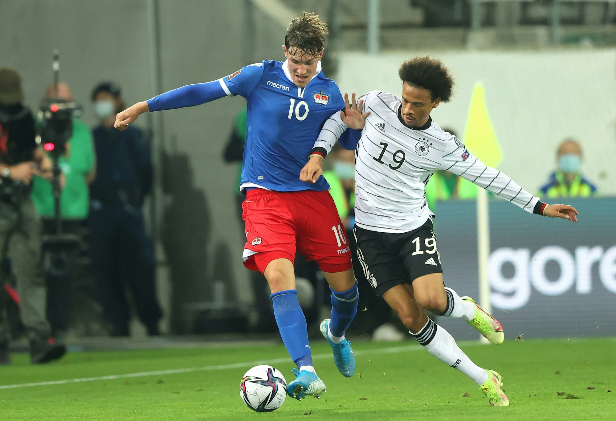 Leroy sané im Duell mit Liechtensteins Noah Frick