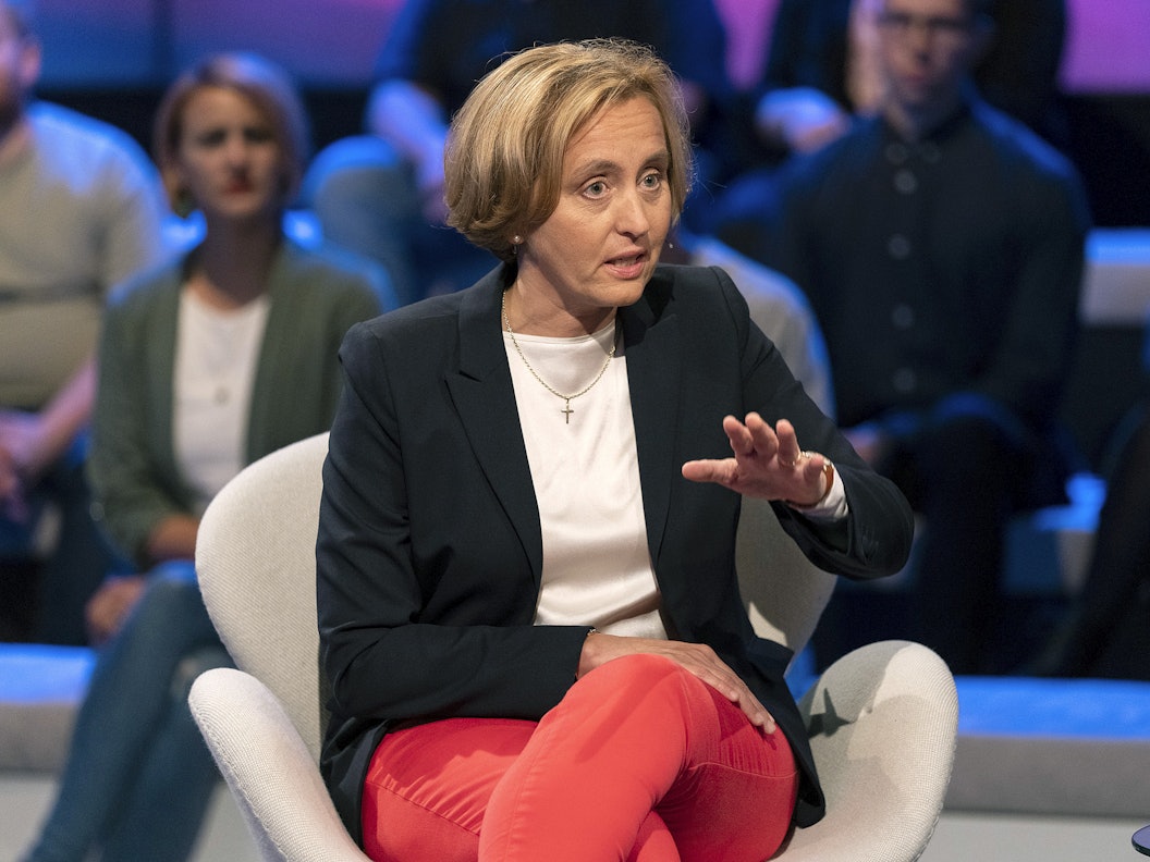 Bei „Maischberger” liefern sich AfD-Frau Beatrix von Storch und die Linkspolitikerin Amira Mohamed Ali am Mittwochabend (02. September) ein wortreiches Gefecht.