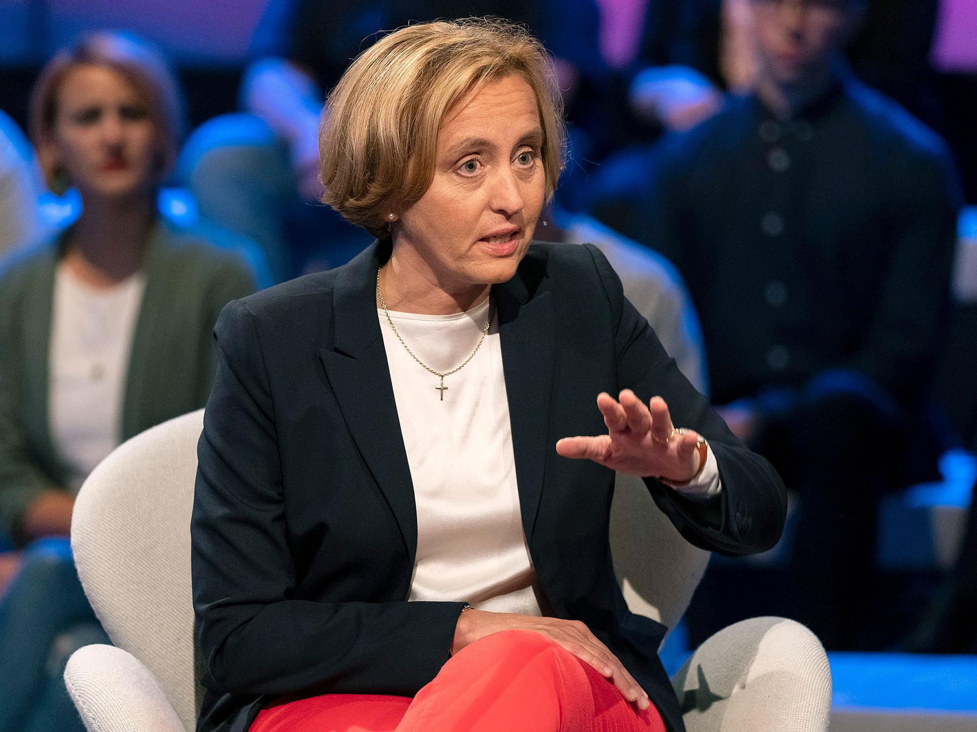 Bei „Maischberger” liefern sich AfD-Frau Beatrix von Storch und die Linkspolitikerin Amira Mohamed Ali am Mittwochabend (02. September) ein wortreiches Gefecht.
