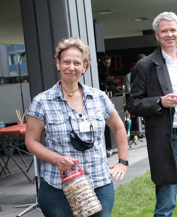 Richarda Fesl, Harald Rau und William Wolfgramm halten Dosen mit Zigarettenkippen in den Händen.