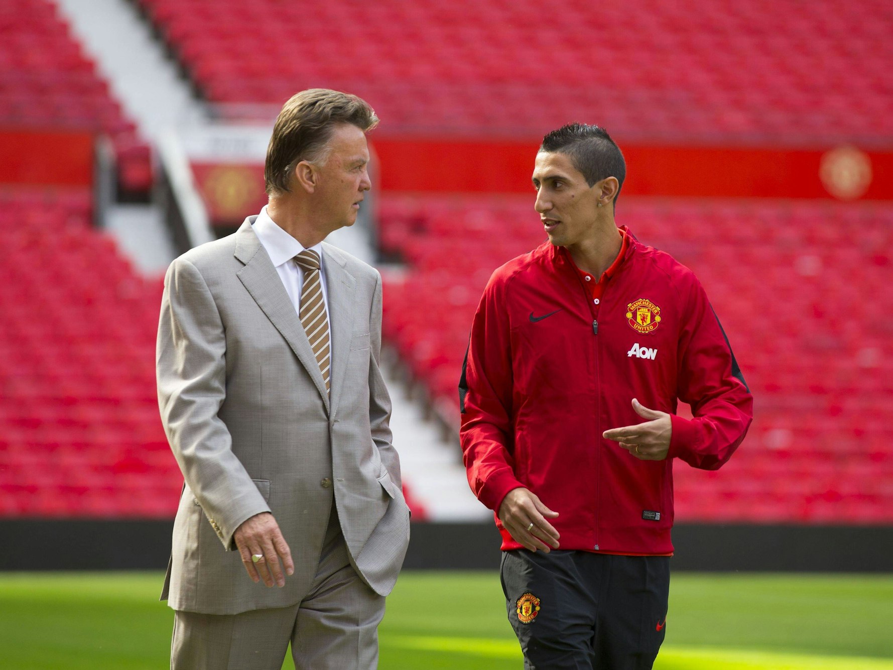 Angel Di Maria im Plausch mit dem damaligen Coach von Manchester United, Louis van Gaal.